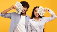 रुपये के साथ लोग