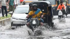મુંબઈમાં ભારે વરસાદ, ગુજરાતમાં ક્યારે પડશે