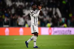 Le milieu de terrain français de la Juventus, Paul Pogba, salue le public à la fin de la demi-finale aller de l'UEFA Europa League entre la Juventus et le FC Séville, le 11 mai 2023 au stade de la Juventus à Turin.