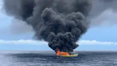 ගිනි ගන්නා බහුදින ධීවර යාත්රාව