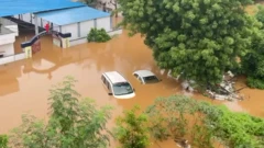 విజయవాడలో వరద నీటిలో మునిగిన కార్లు