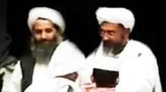 عبدالحکیم حقانی، قاضی‌القضات طالبان در کنار هبت‌الله آخوندزاده، رهبر طالبان