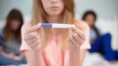 Mulher segurando um teste de gravidez