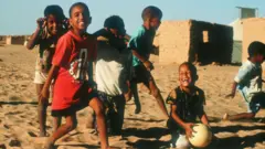 أطفال يلعبون في مخيم اللاجئين الصحراويين بالجزائر