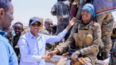 ፕረዚደንት ሙስጠፌ ምስ ኣባላት ፍሉይ ሓይሊ ሶማል