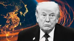 Колаж - чорно-біле фото Трампа на тлі Земної кулі