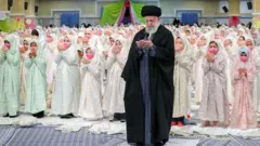 دختران خردسال پشت سر خامنه‌ای نماز می‌خوانند
