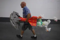 Sklonište u tel Avivu u kom muškarac nosi raketu obojenu u crvenu sa cvećem na vrhu