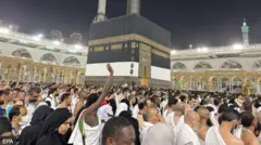 Aworan awọn to n ṣiṣẹ Haji ni Kaaba