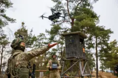 Soldados da Lituânia com um drone durante um exercício militar da Otan