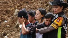 keluarga korban tanah longsor di Palangka, Kelurahan Manggau, Kecamatan Makale, Kabupaten Tana Toraja, Sulawesi Selatan, Senin (15/4/2024).