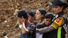 keluarga korban tanah longsor di Palangka, Kelurahan Manggau, Kecamatan Makale, Kabupaten Tana Toraja, Sulawesi Selatan, Senin (15/4/2024).