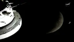 （左から）宇宙船オリオン、月、遠くに地球