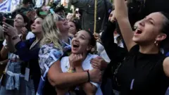 Ізраїльтяни радіють після новини про звільнення першої групи заручників ХАМАС 