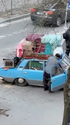 дідусь на стареньких Жигулях