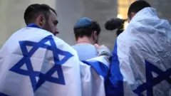 Membros da comunidade judaica participam de uma vigília pelas vítimas dos ataques de 7 de outubro de 2023 em Israel na Biblioteca Central, Praça de São Pedro - esta imagem é de 11 de outubro de 2023 em Manchester, Reino Unido