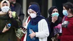 Personas en Beirut portando mascarillas