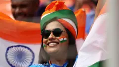 রোহিত শর্মার একেকটা ছক্কার বিপরীতে তুমুল উল্লাসে ফেটে পড়ছিল গুজরাটের নরেন্দ্র মোদী স্টেডিয়ামের লাখো ভারত সমর্থকরা