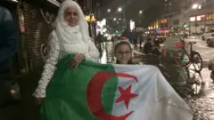 Tous les Algériens de Londres marchent vers Trafalgar Square pour célébrer la victoire.