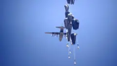 Lanzamiento de paquetes de ayuda humanitaria.