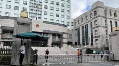 2025年9月19日，安保人员在上海一家法院大院内站岗，将外交官和记者拒之门外，人权组织称，著名公民记者张展正在上海法院接受审判。