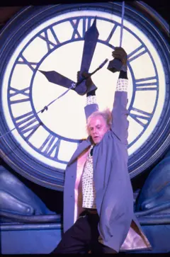 Doc Brown colgando de una cuerda frente al reloj