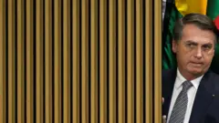 Bolsonaro aparece distraído em ambiente interno