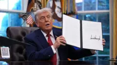 மருந்துகளுக்கு 100% வரி விதித்தார் அமெரிக்க அதிபர் டிரம்ப்