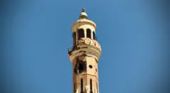 مسجد أم درمان التاريخي وسط السوق، وقد تعرض لدمار جزئي واحترق المصلى الخارجي به، لكنه نُظٍّف وأقيمت فيه صلاة الجمعة بعد انقطاع عامين.