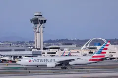 یک فروند هواپیمای خطوط آمریکن روی باند فرودگاه