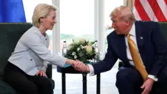 La presidenta de la Comisión Europea, Ursula von der Leyen, y el presidente de EE.UU., Donald Trump
