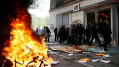 Французский спецназ занимает позиции перед офисом банка Credit Agricole, Париж, 6 апреля 2023 г.