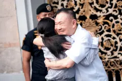 ทักษิณ ชินวัตร เข้าสวมกอด แพทองธาร ชินวัตร บุตรสาวคนเล็ก เป็นคนแรกหลังเดินพ้นจากประตูเรือนจำ เวลา 07.40 น. วันที่ 11 พ.ค.