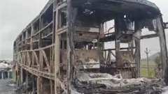 आन्ध्र प्रदेशको एउटा राजमार्गमा आगलागी भएर जलेको बस