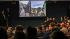 Sessão no STF mostra imagens em telão