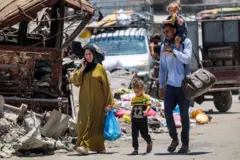 عائلة تنزح من حي الشجاعية شرقي مدينة غزة في 27 يونيو/حزيران 2024