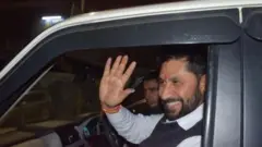 कास्की जिल्ला अदालतबाट बाहिरिने क्रममा लामिछानेको तस्बिर (फाइल फोटो) 