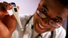 Dọkịta ji ihe eji enyocha ahụ