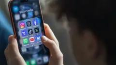 Экран телефона с иконками соцсетей