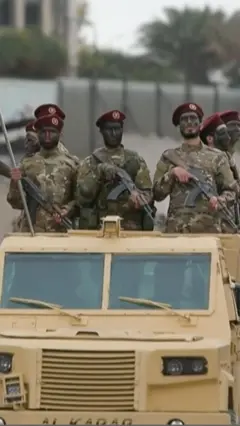 رژه نظامی و فرود چتربازان در دمشق همزمان با اولین سالگرد سقوط بشار اسد