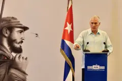 Miguel Díaz-Canel habla desde un atril, con una imagen de Fidel Castro a su derecha