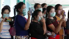 H1N1 ကြောင့် သေဆုံးသူတစ်ဦးရဲ့ အသုဘကို လိုက်လံပို့ဆောင်ကြသူများ