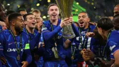 نجم فريق تشيلسي يرفع كأس بطولة دوري المؤتمر الأوروبي
