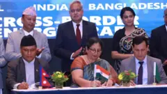 नेपाल, भारत र बाङ्ग्लादेशका अधिकारीहरूबीच ऊर्जा व्यापारमा हस्ताक्षर हुँदै