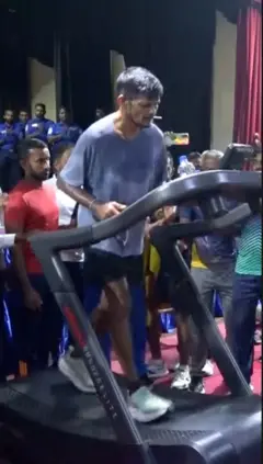 ඇවිදීමේ යන්ත්‍රයක දිවීමෙන් ගිනස් වාර්තා තුනක් පිහිටවූ විශ්‍රාමික නාවික නිලධාරියා