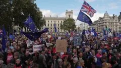 ဝန်ကြီးချုပ်ရဲ့သဘောတူညီချက် နှောင့်နှေးစေမယ့်အဆိုနိုင်သွားလို့ အောင်ပွဲခံနေကြသူတွေ