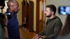 Perezida wa Ukraine Volodymyr Zelensky (iburyo) aganira n'umunyamakuru wa BBC Clive Myrie