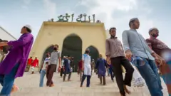 বাংলাদেশে সব ধরণের নামাজের ওপর থেকে বিধিনিষেধ তুলে নেয়া হয়েছে।