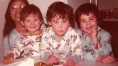 Blanche ve üç oğlu 1980'de. Jesse fotoğraf için "Ailemiz dağılmadan önceki dönem" diyor.