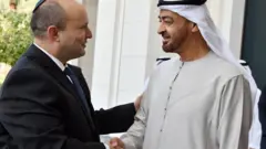نفتالی بنت، نخست وزیر اسرائیل و محمد بن زاید آل نهیان، ولیعهد ابوظبی